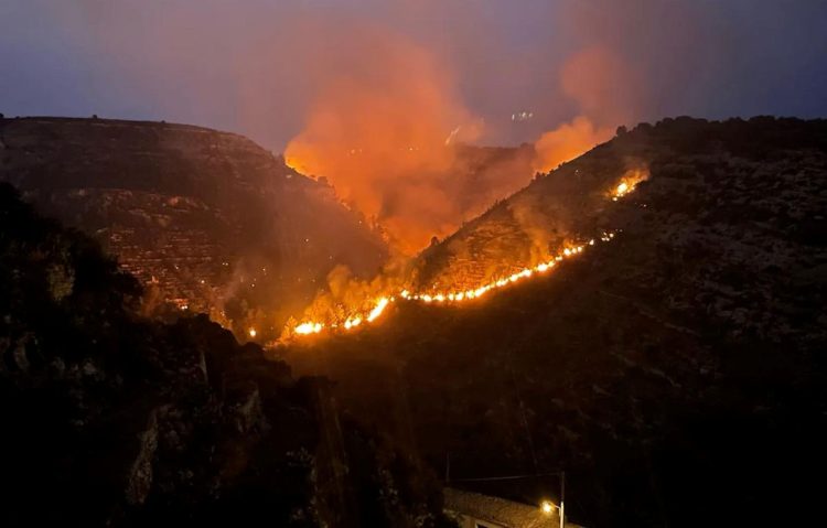Ragusa in fiamme: è stata una brutta notte