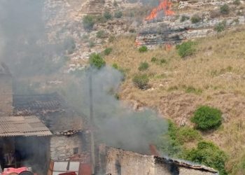 Incendi a Ragusa, Modica e Vittoria: scoppia una bombola di gas