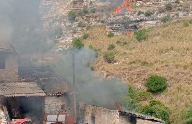 Incendi a Ragusa, Modica e Vittoria: scoppia una bombola di gas
