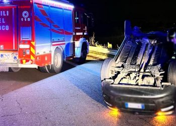Incidente a Modica, auto si ribalta: 2 feriti
