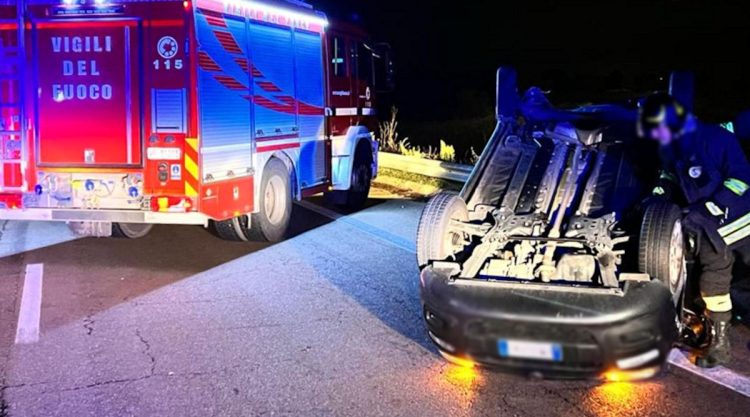 Incidente a Modica, auto si ribalta: 2 feriti