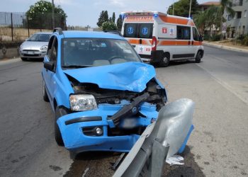 Incidente a Vittoria: si schianta con l'auto contro il guard rail