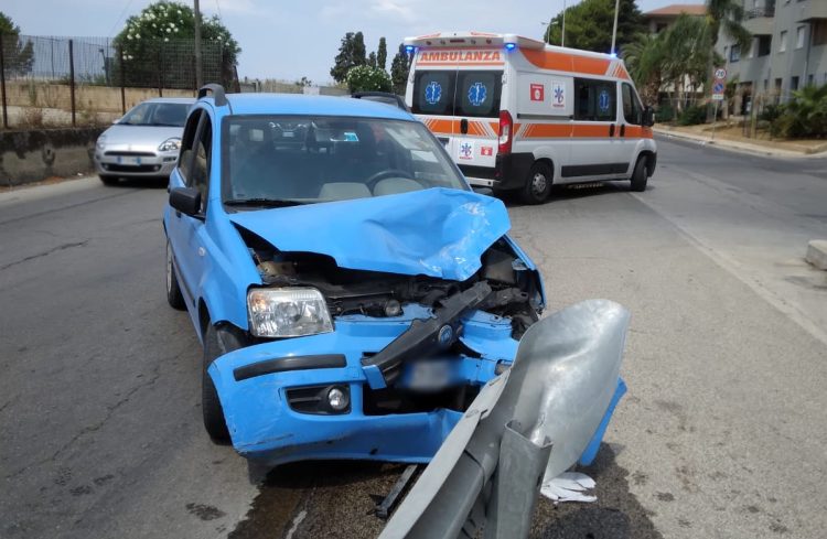 Incidente a Vittoria: si schianta con l'auto contro il guard rail