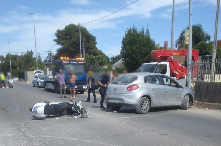 Incidente a Vittoria, scontro auto-scooter