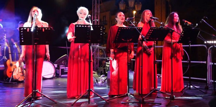 Dori Ghezzi a Segesta per la buona novella di Fabrizio De Andrè in siciliano