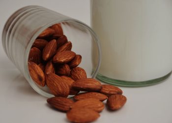 La ricetta del latte di mandorla fatto in casa