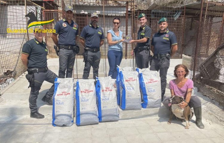 Gdf Palermo: devoluti 200 kg di mangime a canili in difficoltà
