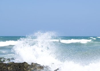 Mare in tempesta in Sicilia, migranti ancora bloccati tra gli scogli di Lampedusa: seconda notte