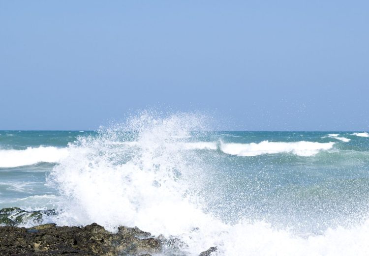 Mare in tempesta in Sicilia, migranti ancora bloccati tra gli scogli di Lampedusa: seconda notte