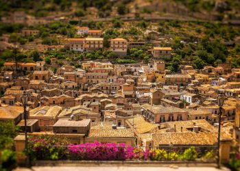 Modica prima in Sicilia per trasferimenti regionali: bandiere blu, verde e lilla