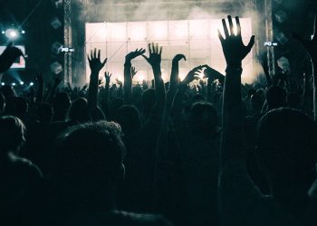 Controlli movida, troppa gente in un locale a Donnalucata