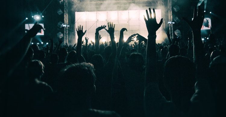 Controlli movida, troppa gente in un locale a Donnalucata