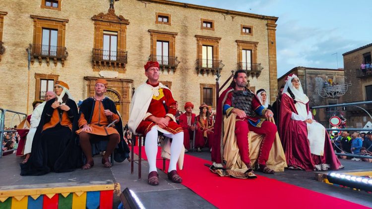 Piazza Armerina, il Conte Ruggero si mette e nudo