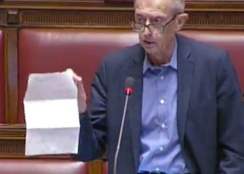 Piero Fassino col cedolino in aula si lamenta: 4.700 euro al mese non sono uno stipendio d'oro