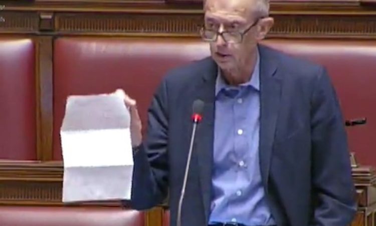 Piero Fassino col cedolino in aula si lamenta: 4.700 euro al mese non sono uno stipendio d'oro
