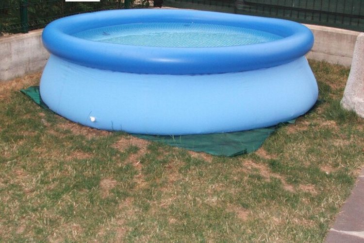 Bimbo di 3 anni annega in una piccola di casa