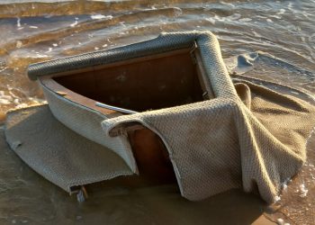 Pezzi dello yatch affondato a Donnalucata sulla spiaggia di Bruca