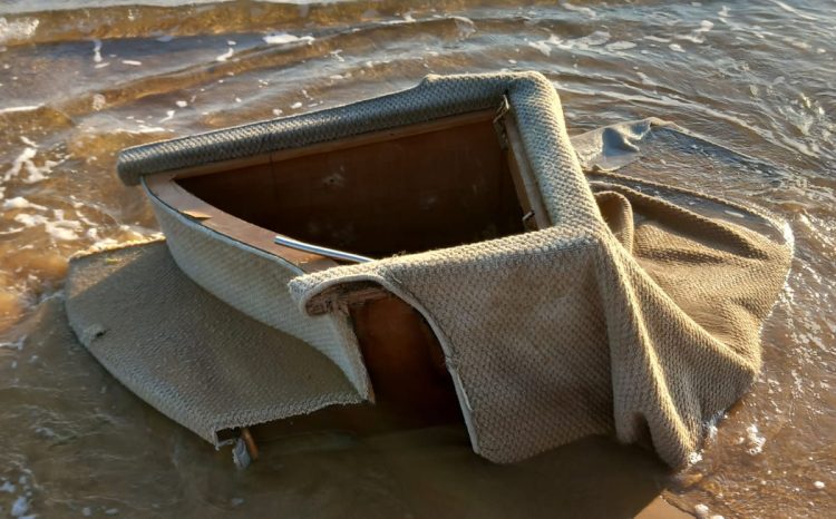 Pezzi dello yatch affondato a Donnalucata sulla spiaggia di Bruca