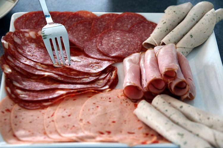 Mangiare salumi fa ingrassare? La verità dietetica