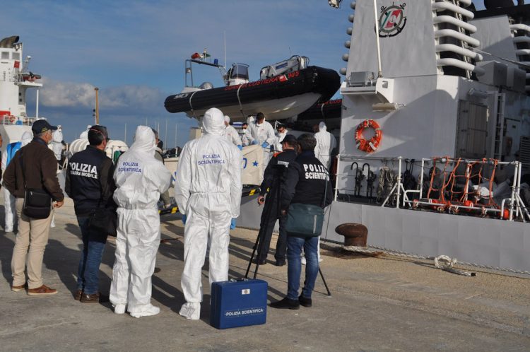 Sbarco a Pozzallo di 37 migranti. La Polizia di Stato denuncia tre presunti scafisti.
