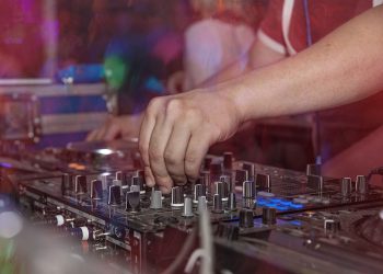 Controlli in 13 esercizi commerciali nel litorale della provincia di Ragusa: sanzioni e chiusura attività abusiva