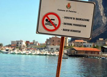 Febbre a 40 e dolori addominali dopo il bagno nel mare inquinato