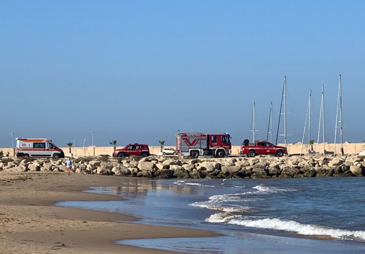 E' un 17enne il giovane annegato e scomparso nel mare di Scoglitti: il corpo recuperato si trova in obitorio
