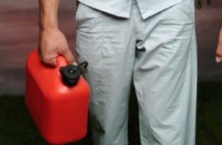 Ferragosto a Vittoria, minacce all'ex coniuge: sotto casa con tanica di benzina