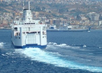 Cade in mare dal traghetto sullo Stretto di Messina: salvato