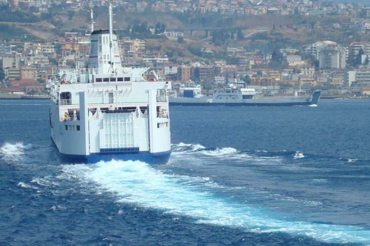 Cade in mare dal traghetto sullo Stretto di Messina: salvato