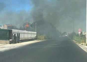Incendio a Vittoria, fiamme e fumo vicino ad attività commerciali