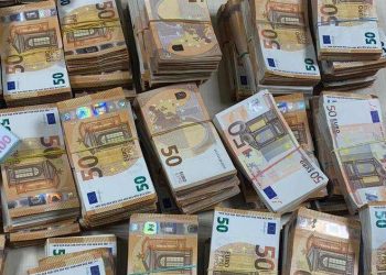 Vittoria, automobilista nervoso al controllo dei carabinieri: 100 mila euro in contanti nell'auto