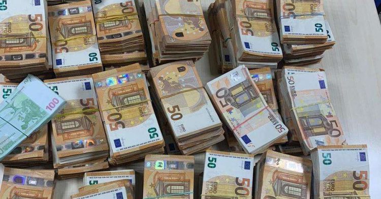 Vittoria, automobilista nervoso al controllo dei carabinieri: 100 mila euro in contanti nell'auto