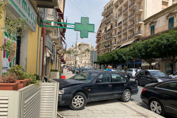 Tragedia sfiorata a Modica: auto sbanda e finisce contro ingresso farmacia