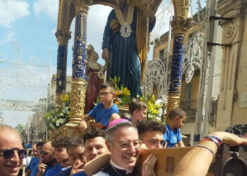 Il vescovo tra i portatori di San Giuseppe a Giarratana