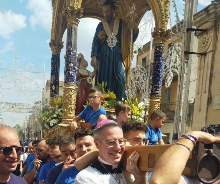 Il vescovo tra i portatori di San Giuseppe a Giarratana