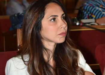 Ragusa di sera, turisti senza bus e senza taxi