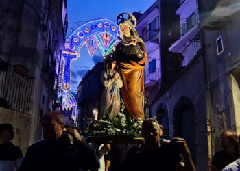 Oggi è giorno di festa a Monterosso Almo. Si celebra, infatti, l’ultimo degli appuntamenti religiosi estivi, sebbene l’autunno sia, in realtà, subentrato da qualche giorno. Stiamo parlando di Maria Santissima Bambina e degli eventi esterni che ne caratterizzeranno la giornata. Si comincia alle 7,30 con il suono festoso delle campane e lo sparo di bombe che annunceranno il giorno dedicato alle celebrazioni esterne. Alle 8,30 la prima santa messa della giornata, alle 9 il giro del corpo bandistico per le vie del paese. Alle 10,30, la solenne celebrazione eucaristica sarà presieduta da don Salvatore Giaquinta. Alle 11,30 l’uscita del simulacro di Maria Santissima Bambina per la prima processione. Sarà effettuata lungo le seguenti vie: Principe di Piemonte, Pagano, Naselli, Adua, Giovanni XXIII, Veneto, Sturzo, Adua, Umberto, Meli, XXV Aprile, Umberto e rientro nella chiesa di San Giovanni. Si prosegue alle 16 con la tradizionale “cena” in programma in piazza Rimembranza. Alle 19, nella chiesa di San Giovanni, la celebrazione eucaristica presieduta dal parroco, il sacerdote Giuseppe Antoci. La seconda processione si terrà per le seguenti vie: Roma (fino a tunnu), piazza Sant’Antonio, Vittorio Emanuele, piazza San Giovanni, Mercato, Principessa Maria del Belgio, Fogazzaro, Kennedy, Mercato, Giovanni XXIII, Ameglio, Naselli, Adua, corso Umberto, Tre Croci, Otto marzo, Tre Croci, corso Umberto e rientro nella chiesa di Sant’Anna. Alle 22,30, in piazza San Giovanni, lo spettacolo pirotecnico curato dalla ditta La Rosa international Fireworks di La Rosa Lorenzo e Paolo da Bagheria.