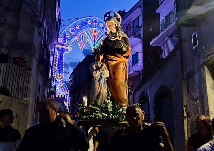Oggi è giorno di festa a Monterosso Almo. Si celebra, infatti, l’ultimo degli appuntamenti religiosi estivi, sebbene l’autunno sia, in realtà, subentrato da qualche giorno. Stiamo parlando di Maria Santissima Bambina e degli eventi esterni che ne caratterizzeranno la giornata. Si comincia alle 7,30 con il suono festoso delle campane e lo sparo di bombe che annunceranno il giorno dedicato alle celebrazioni esterne. Alle 8,30 la prima santa messa della giornata, alle 9 il giro del corpo bandistico per le vie del paese. Alle 10,30, la solenne celebrazione eucaristica sarà presieduta da don Salvatore Giaquinta. Alle 11,30 l’uscita del simulacro di Maria Santissima Bambina per la prima processione. Sarà effettuata lungo le seguenti vie: Principe di Piemonte, Pagano, Naselli, Adua, Giovanni XXIII, Veneto, Sturzo, Adua, Umberto, Meli, XXV Aprile, Umberto e rientro nella chiesa di San Giovanni. Si prosegue alle 16 con la tradizionale “cena” in programma in piazza Rimembranza. Alle 19, nella chiesa di San Giovanni, la celebrazione eucaristica presieduta dal parroco, il sacerdote Giuseppe Antoci. La seconda processione si terrà per le seguenti vie: Roma (fino a tunnu), piazza Sant’Antonio, Vittorio Emanuele, piazza San Giovanni, Mercato, Principessa Maria del Belgio, Fogazzaro, Kennedy, Mercato, Giovanni XXIII, Ameglio, Naselli, Adua, corso Umberto, Tre Croci, Otto marzo, Tre Croci, corso Umberto e rientro nella chiesa di Sant’Anna. Alle 22,30, in piazza San Giovanni, lo spettacolo pirotecnico curato dalla ditta La Rosa international Fireworks di La Rosa Lorenzo e Paolo da Bagheria.