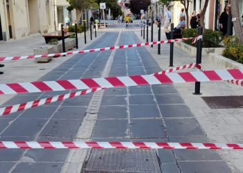 Donna inciampa in un tombino e cade: interdetto tratto di via Roma a Ragusa