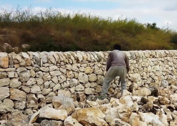 Muro a secco orti sociali Ragusa: simbolo di integrazione