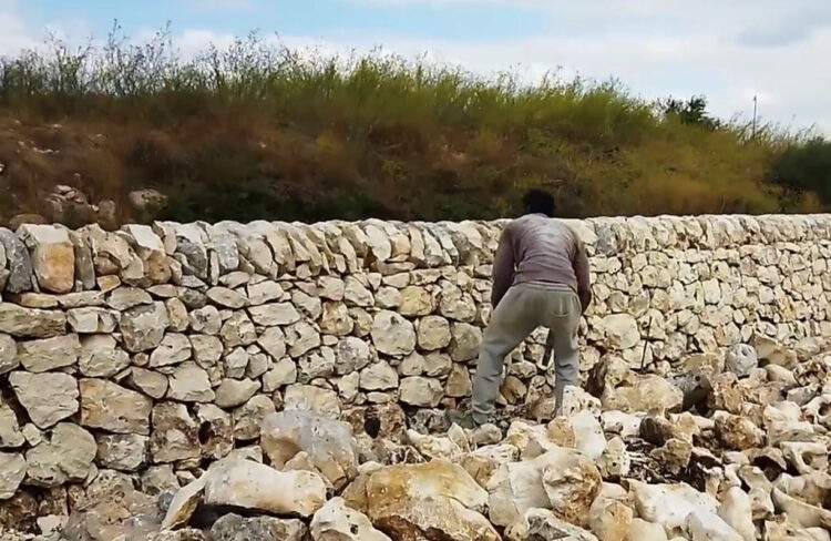 Muro a secco orti sociali Ragusa: simbolo di integrazione