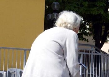 Vittoria, evade dai domiciliari e rapina della borsa anziana signora