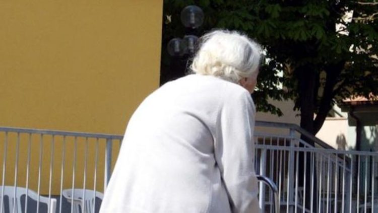 Vittoria, evade dai domiciliari e rapina della borsa anziana signora