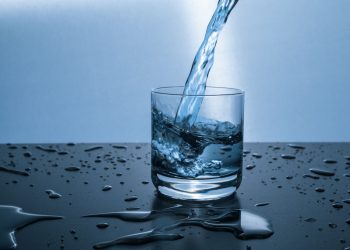 Bere molta acqua fa dimagrire? Ecco la verità