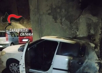Appicca il fuoco all'auto frequentato dalla sua ex compagna