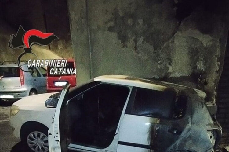 Appicca il fuoco all'auto frequentato dalla sua ex compagna