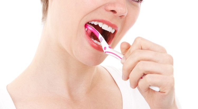 Il bicarbonato sbianca i denti? Ecco la verità