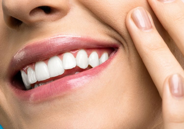 La salvia sbianca veramente i denti? Ecco la verità
