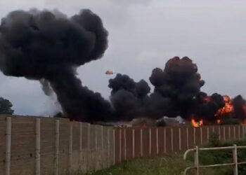 Frecce Tricolori, precipita aereo e si schianta su auto: muore una bambina di 5 anni VIDEO